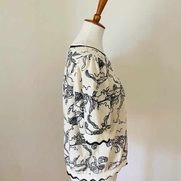 Elegant Black and White Floral Blouse - Picture 4 of 6